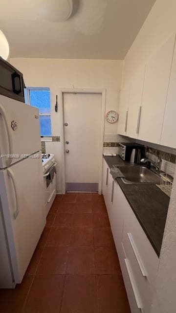 THE PINEAPPLE CONDO · #11 in Miami Beach - Photo 9