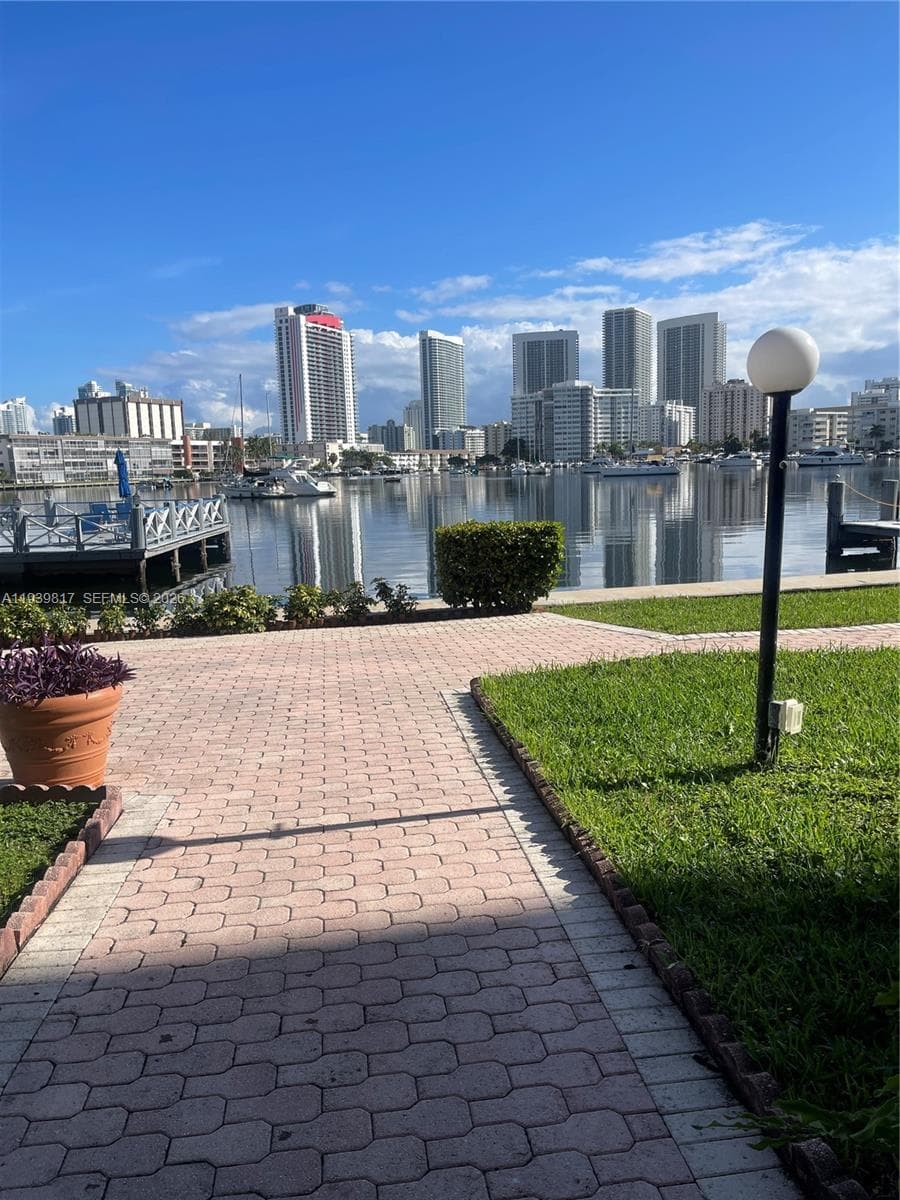 GOLDEN ISLES YACHT CLUB C · #705 in Hallandale Beach - Photo 2