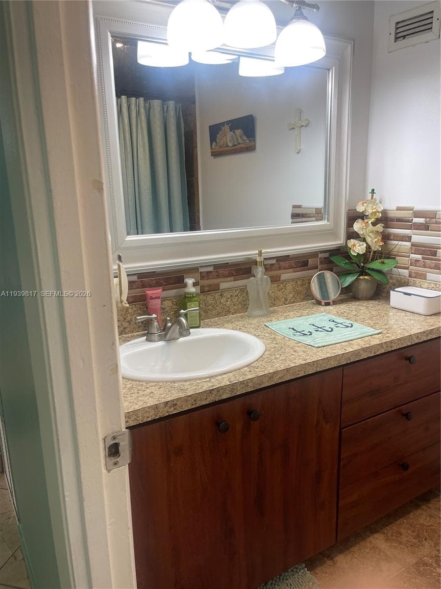 GOLDEN ISLES YACHT CLUB C · #705 in Hallandale Beach - Photo 9