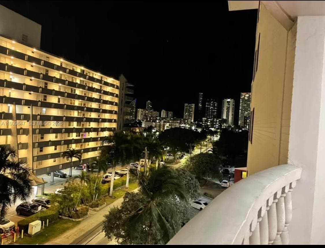 Eastern Shores White Hous · #607 in North Miami Beach - Photo 15