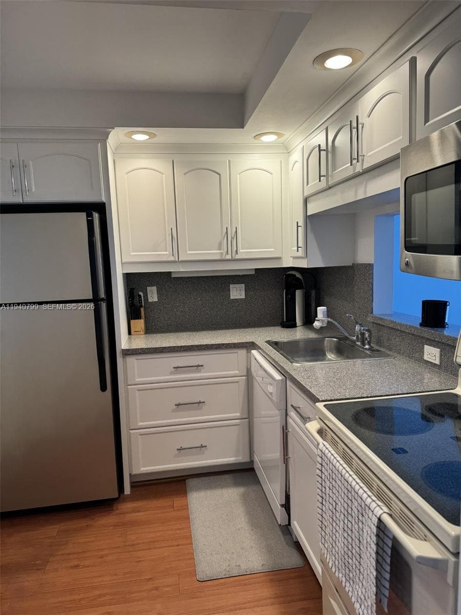 OCEAN POINT CONDO · #414 in Miami Beach - Photo 4