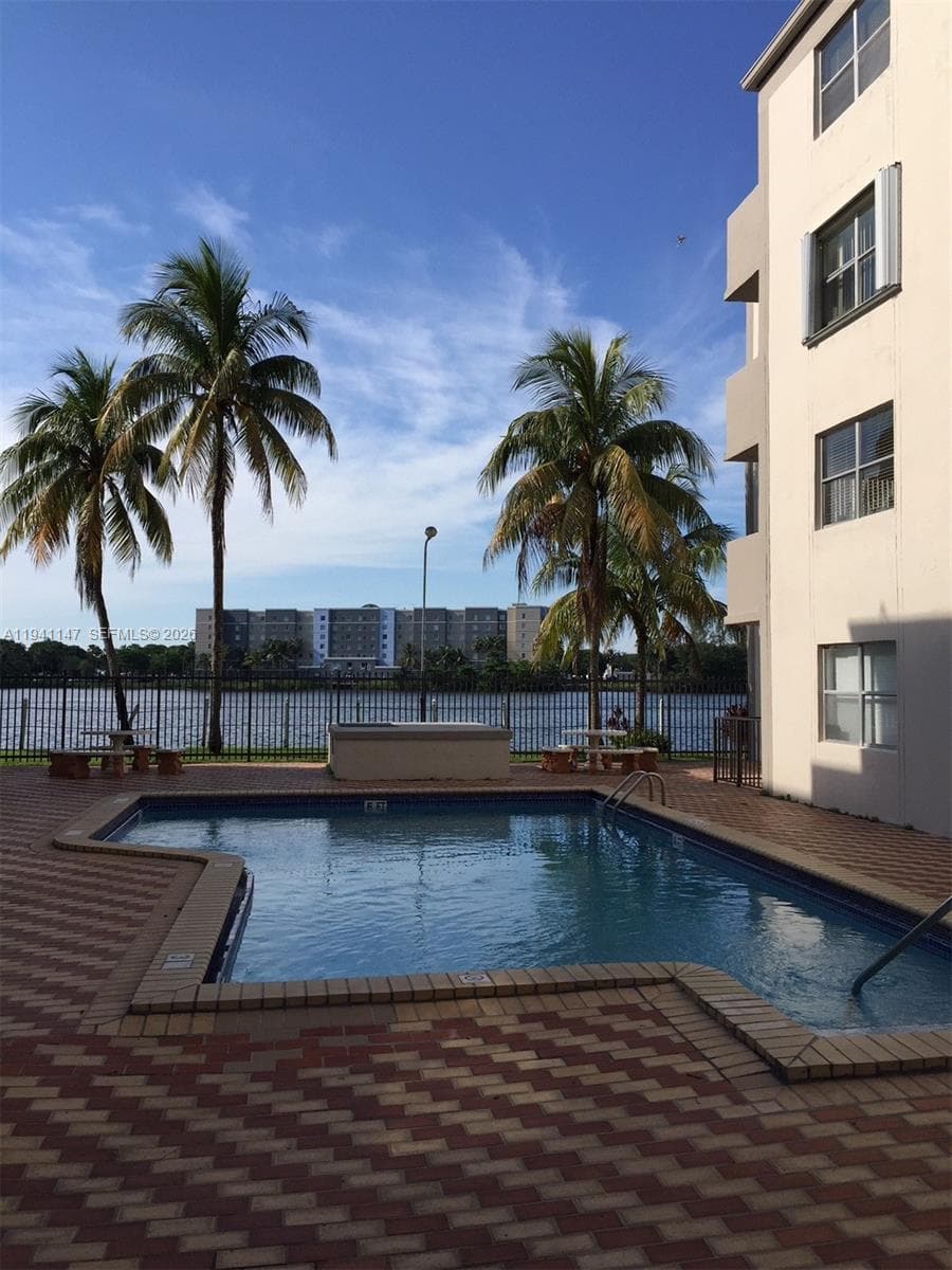 EL LAGO CONDOMINIUM · #W406 in Miami - Photo 2