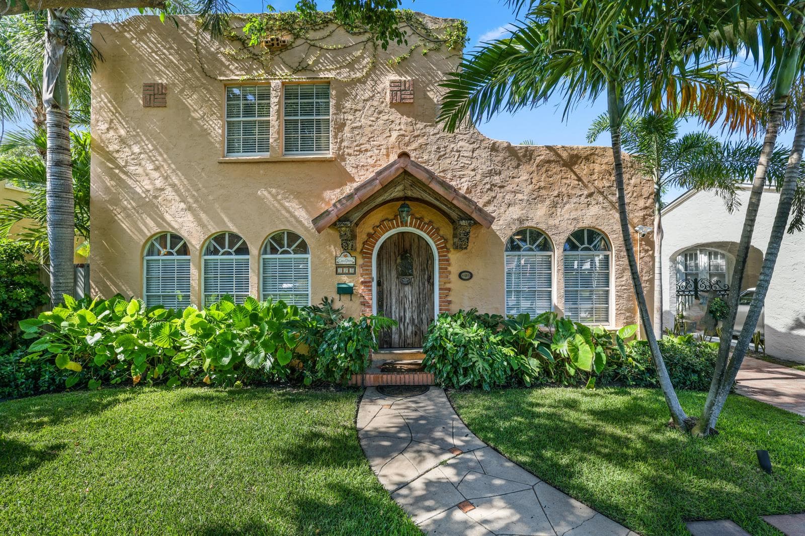 325 Greymon Drive - 3.jpg-FULL