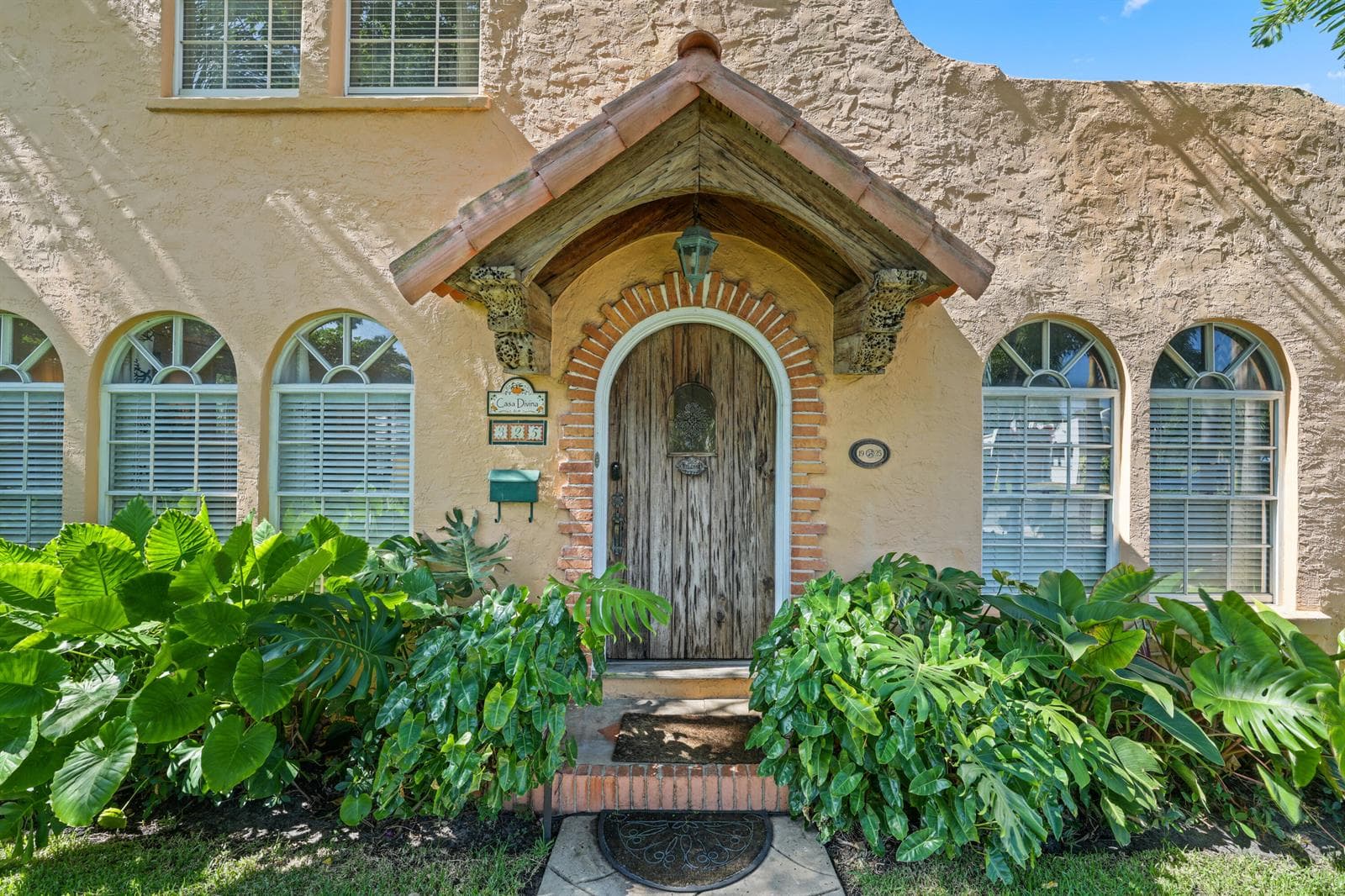 325 Greymon Drive - 4.jpg-FULL