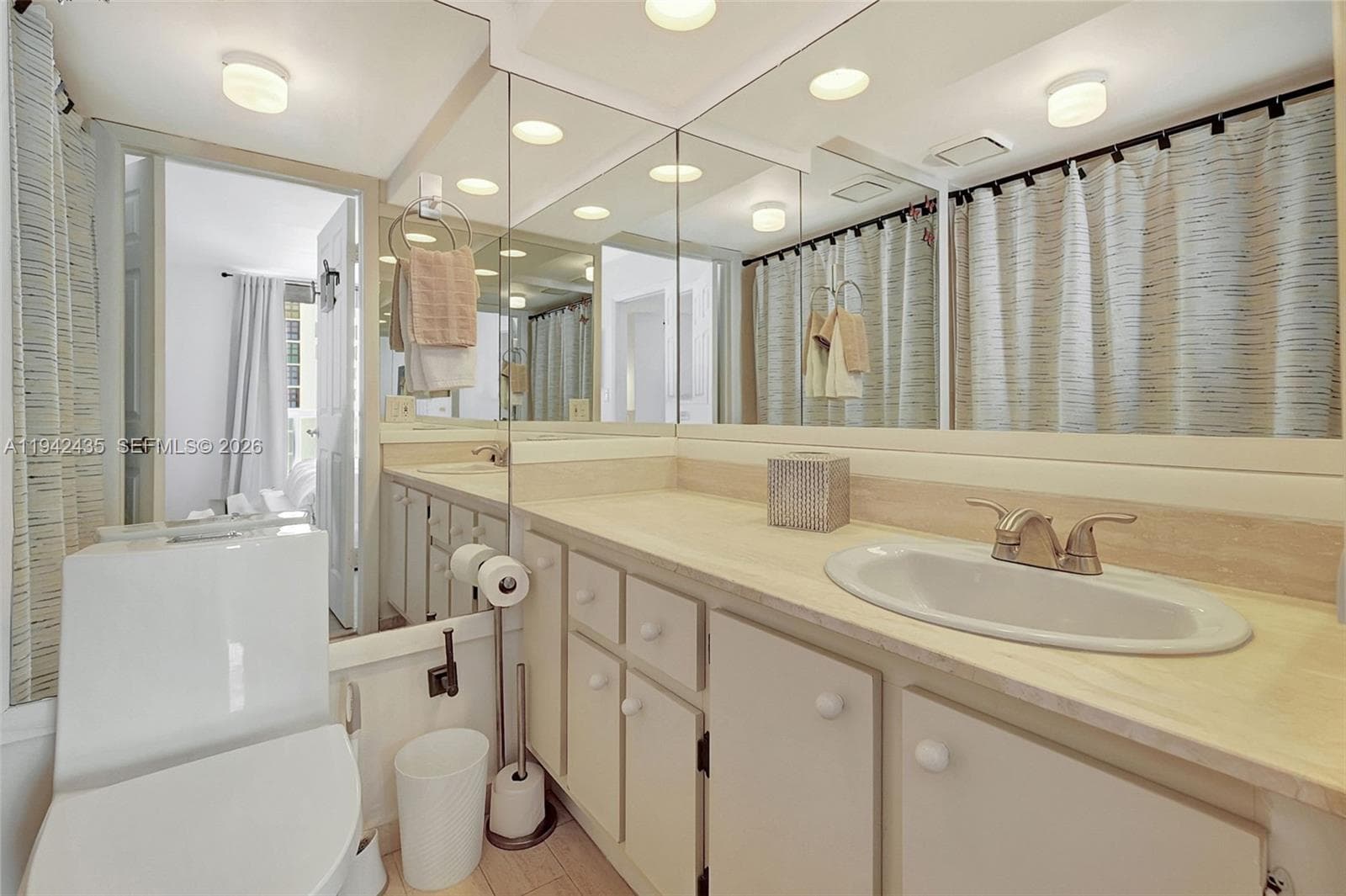 THE ROYAL CLUB CONDO · #1402 in Miami Beach - Photo 9