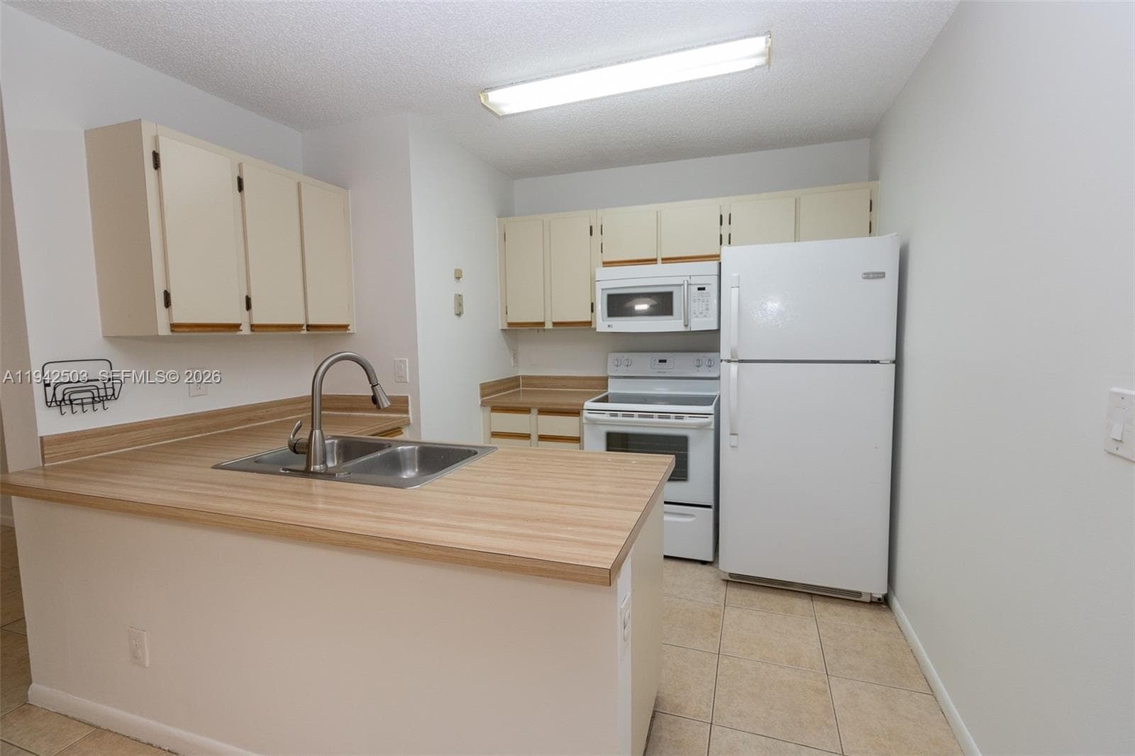 LA HACIENDA COUNTRY CLUB · #P in Hialeah - Photo 2