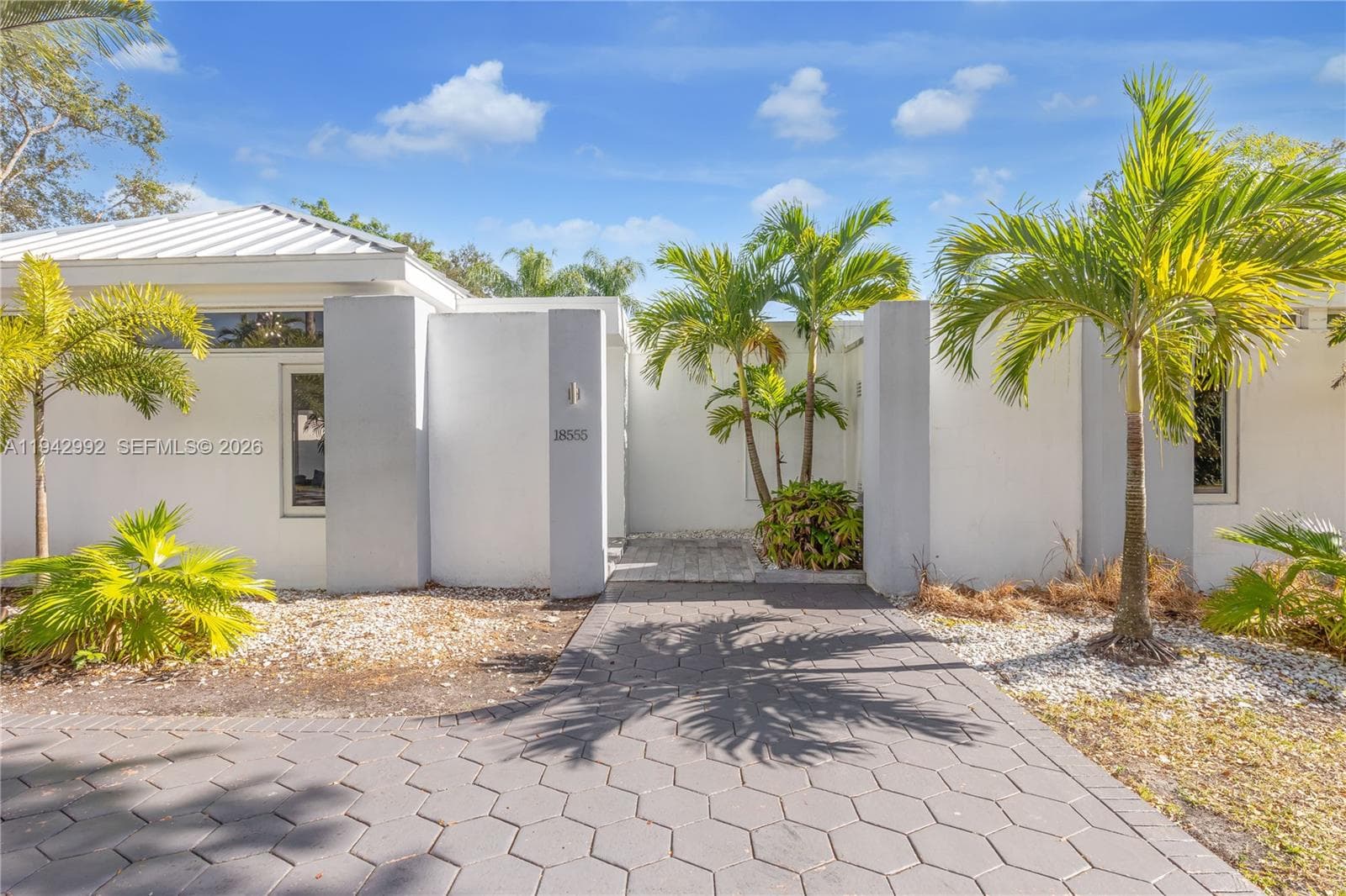 18555 SW 83rd Pl photo 2