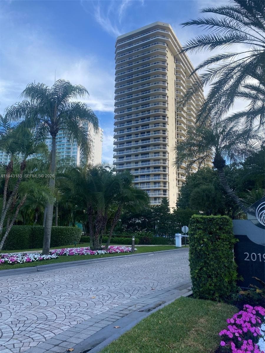 TERRACES NORTH TURNBERRY · #911 in Aventura - Photo 2