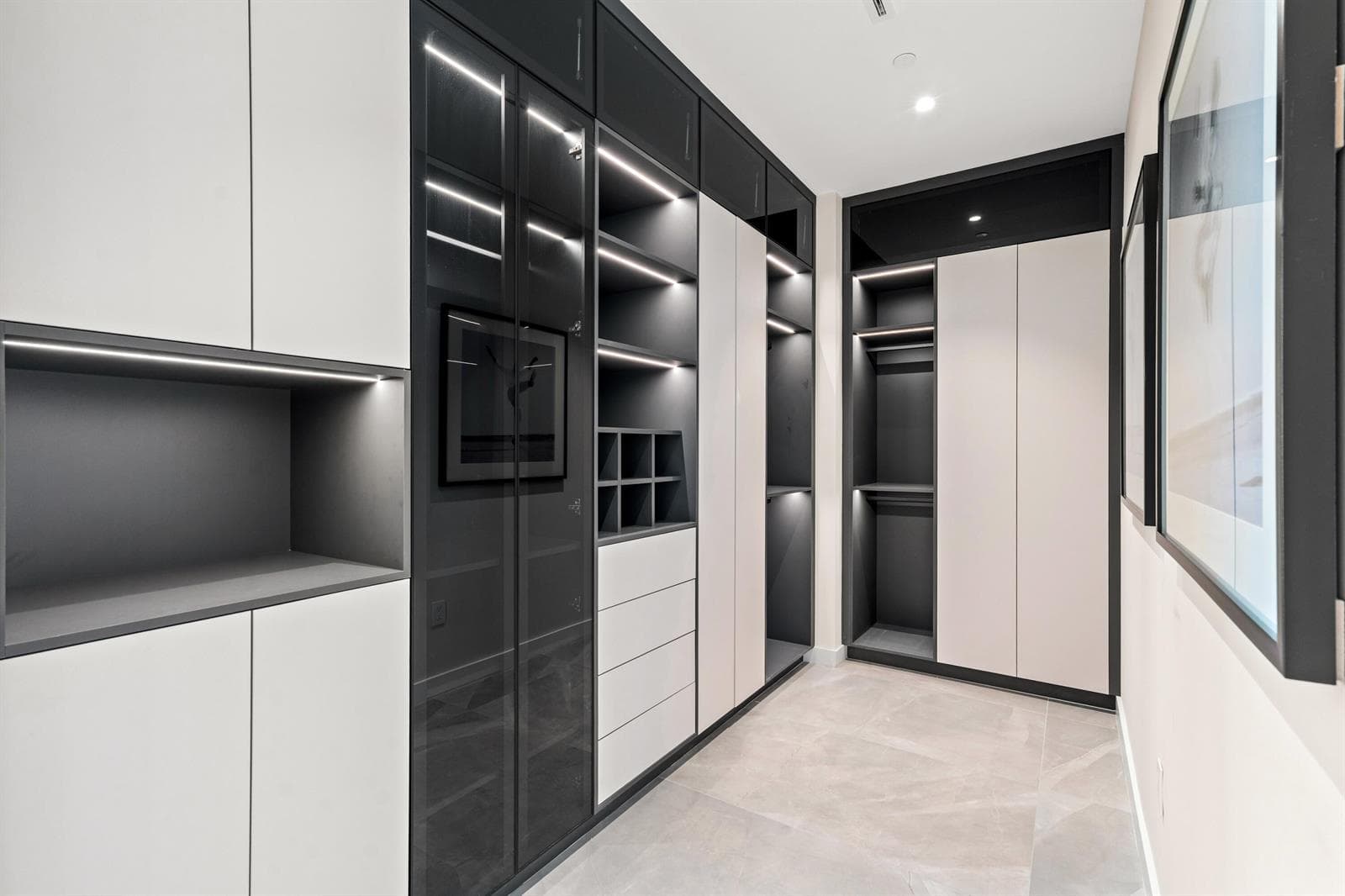 WALK IN CLOSET