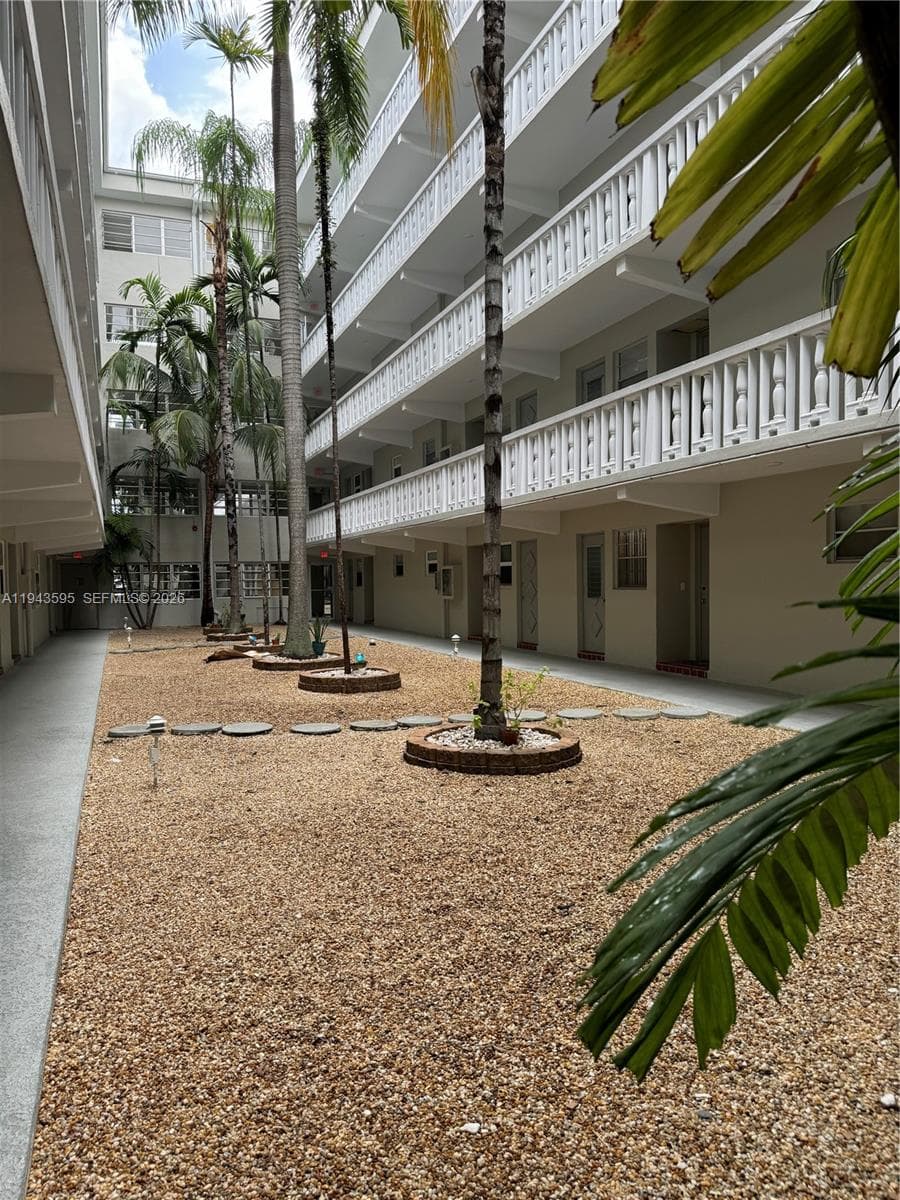 Third Gulfstream garden · #104F in Hallandale Beach - Photo 1