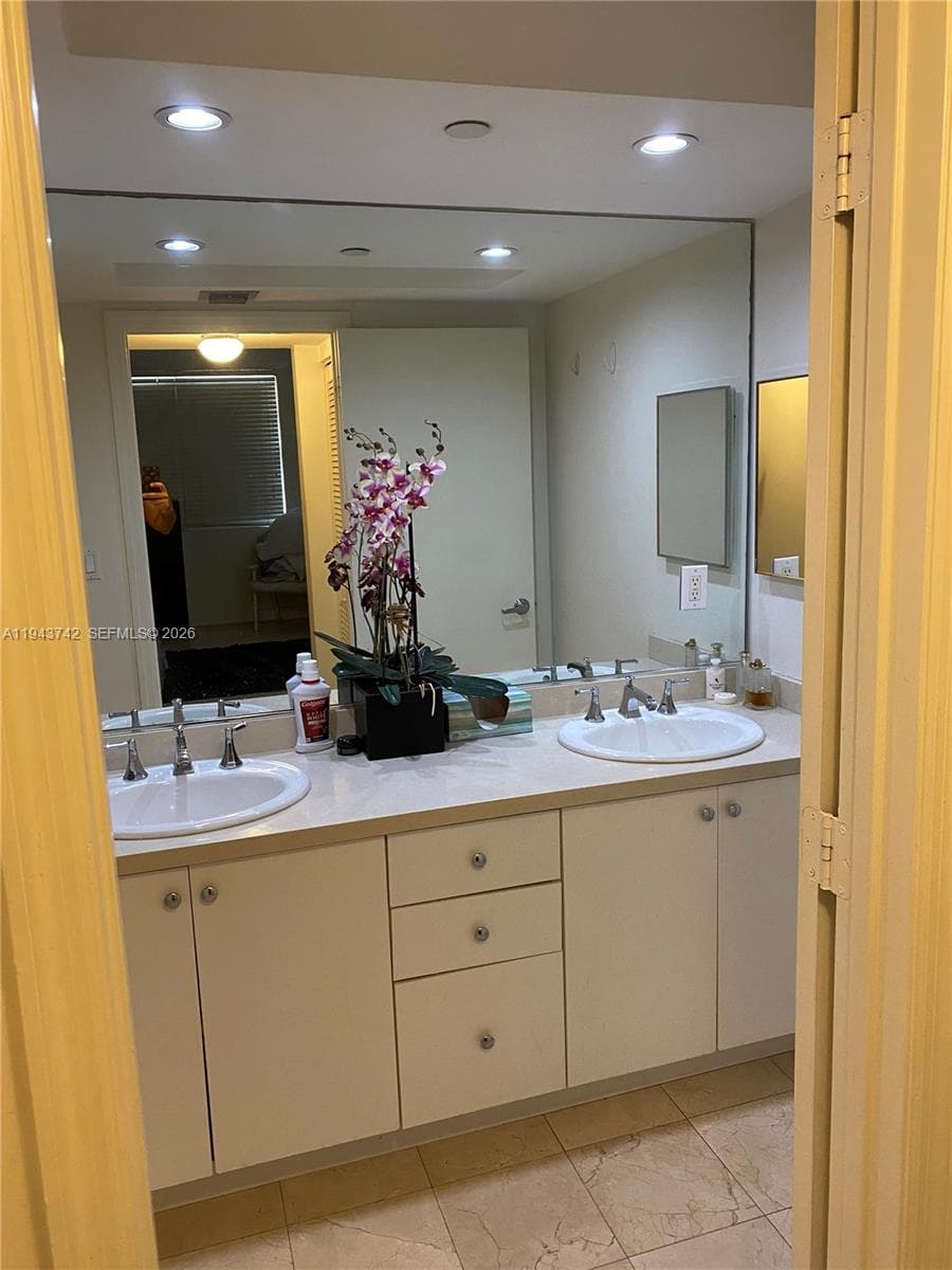 THE COLLINS CONDO · #426 in Miami Beach - Photo 6