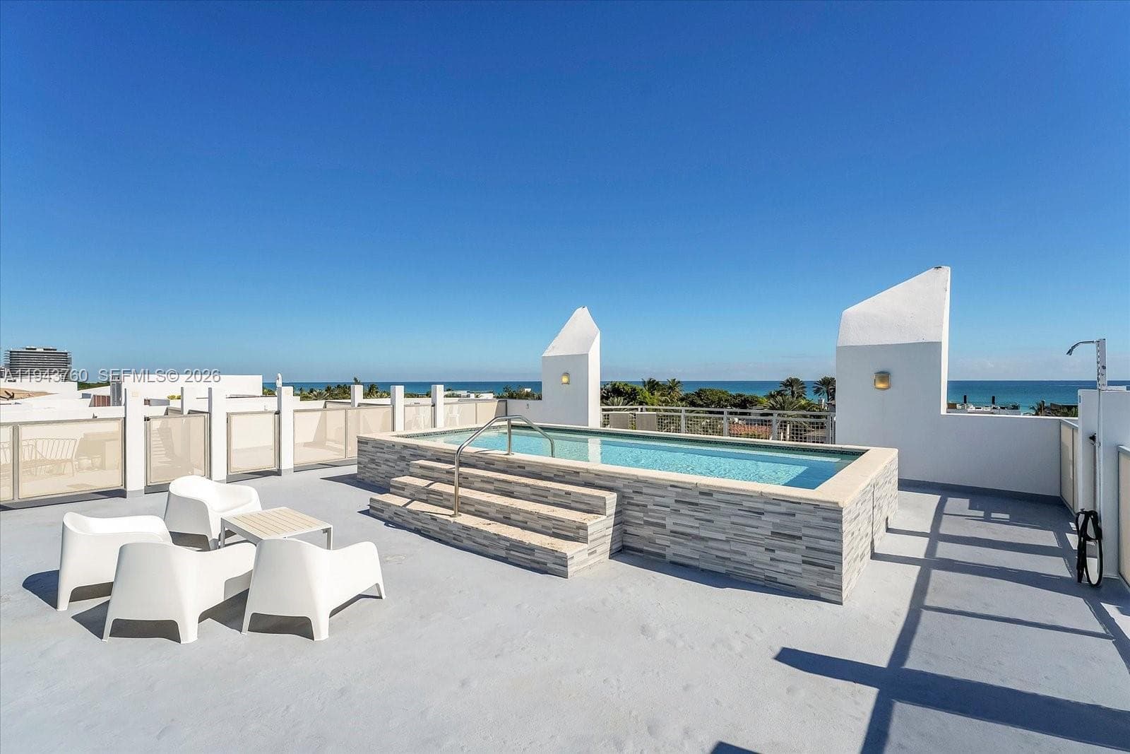 Roof Top Terrace w Pool