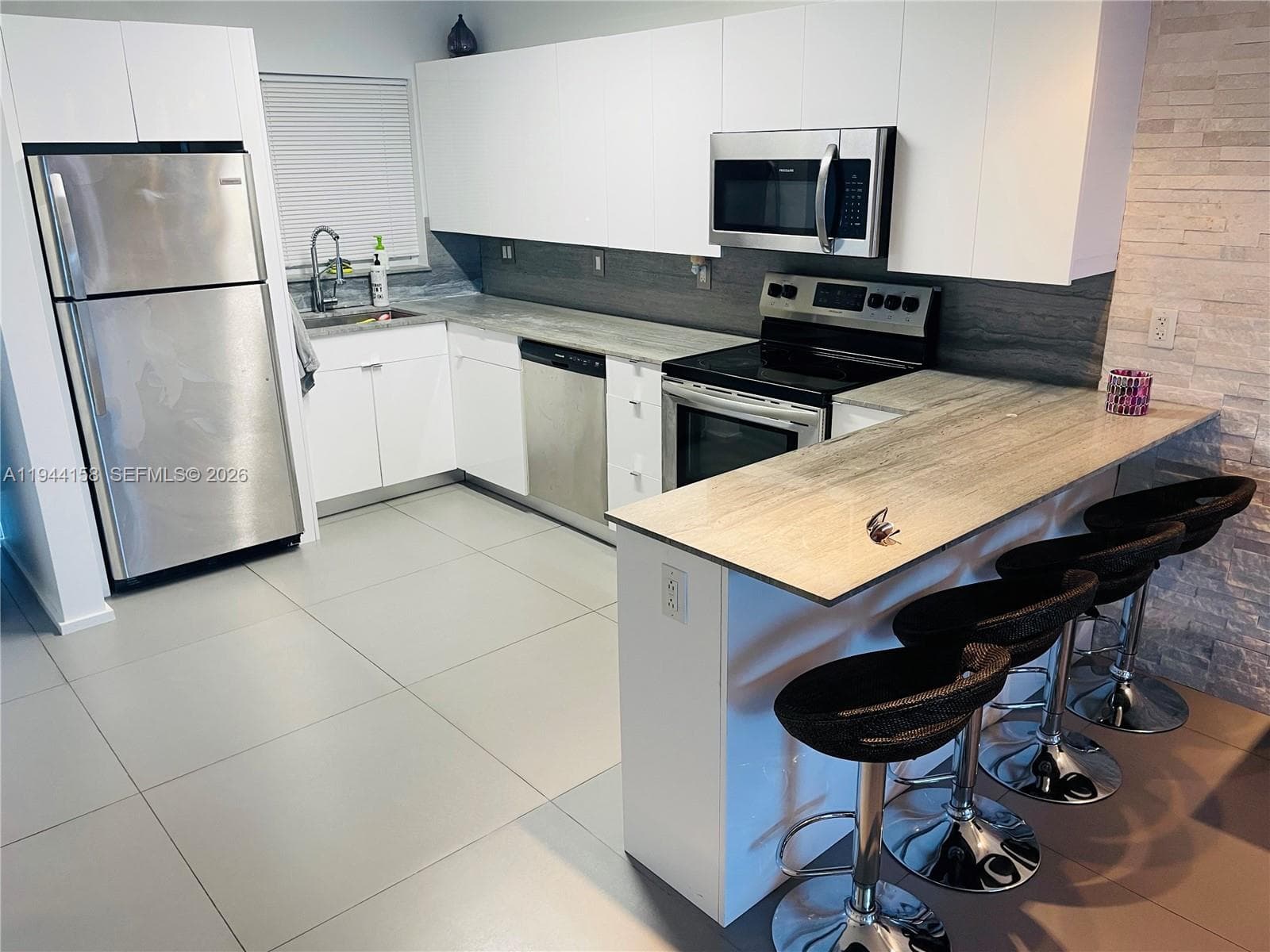 LINCOLN WEST TOWERS CONDO · #1004 in Miami Beach - Photo 2