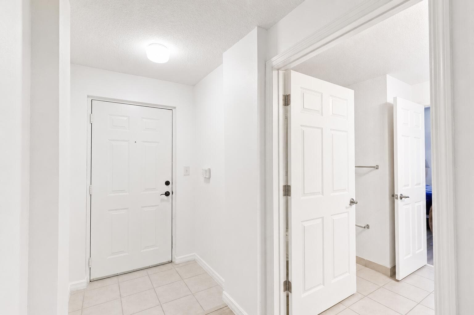 foyer white