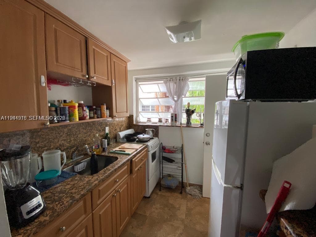 Lincoln Road Villas Condo · #1601-8 in Miami Beach - Photo 4