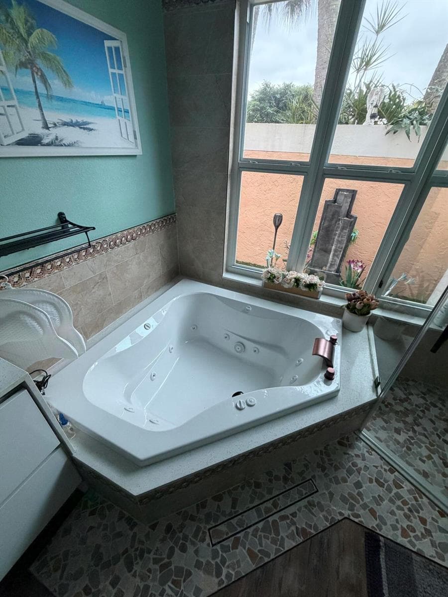Master Badroom Jacuzzi.