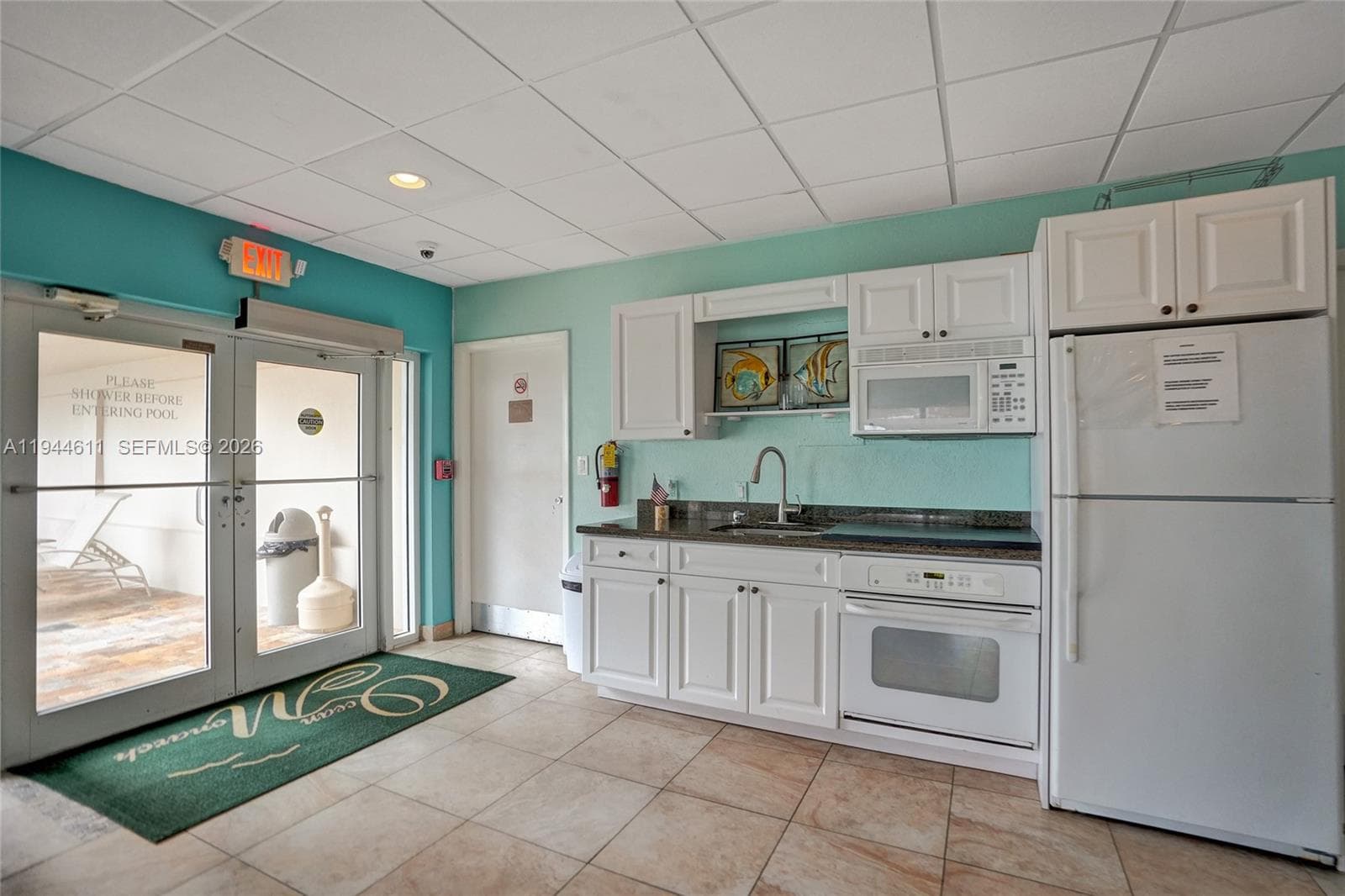 Common Kitchen.