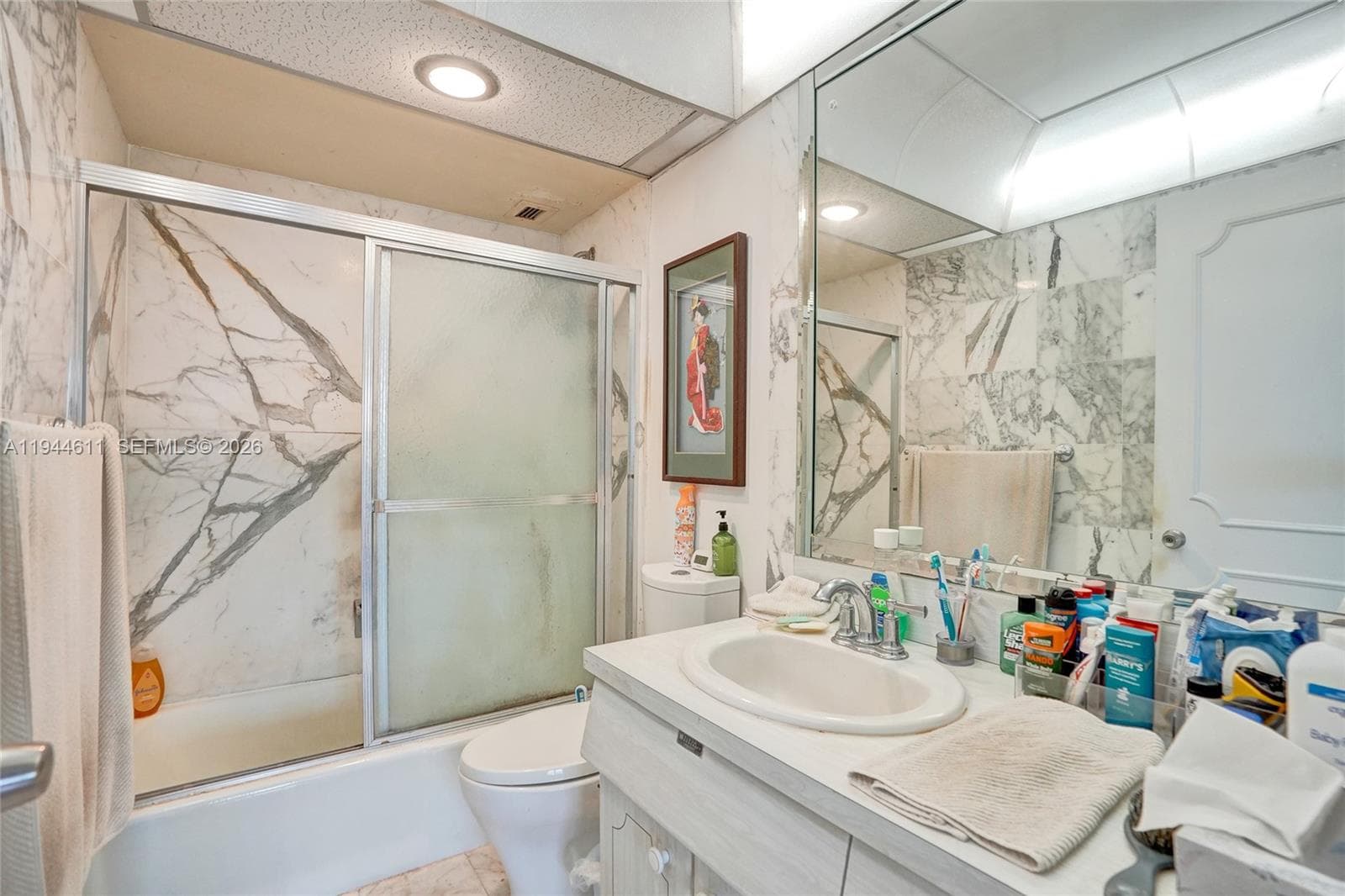 Full Master bathroom.
