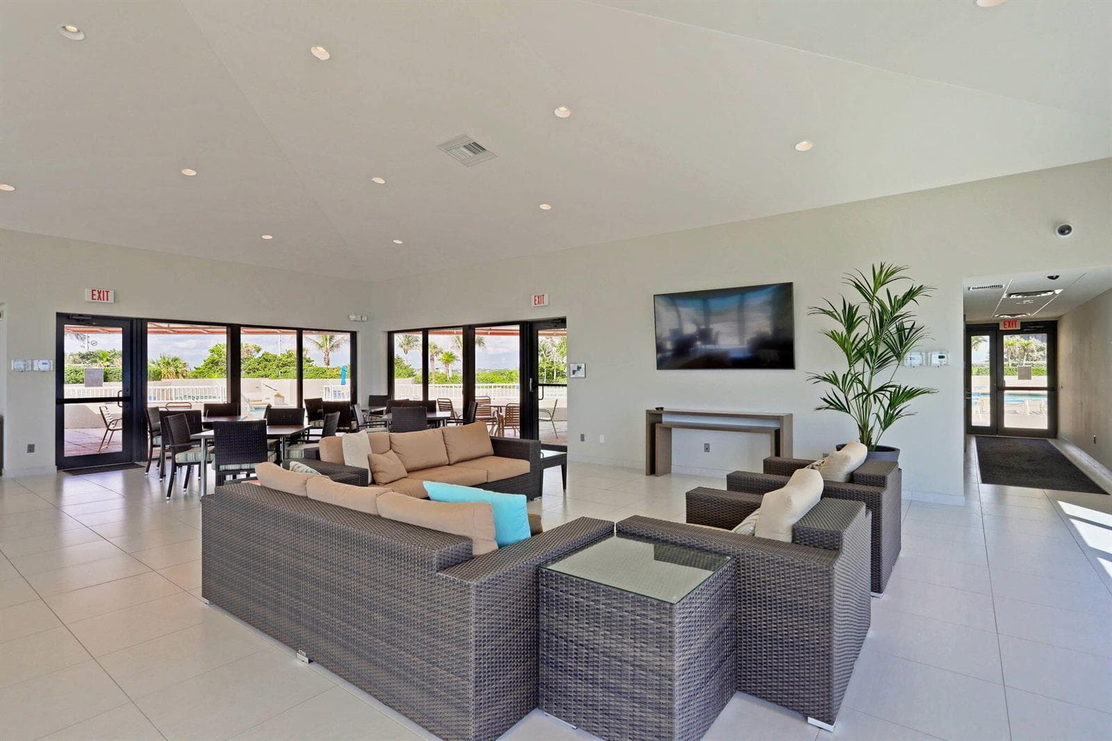 92-web-or-mls-Virtuals 1 Waterglides sto