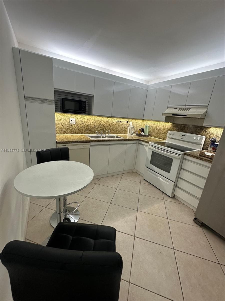 THE CLIPPER AT BISC COVE · #108 in Aventura - Photo 13