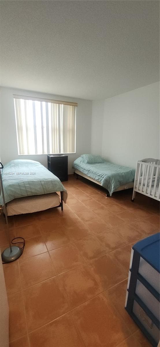 2nd bedroom with walkin closet