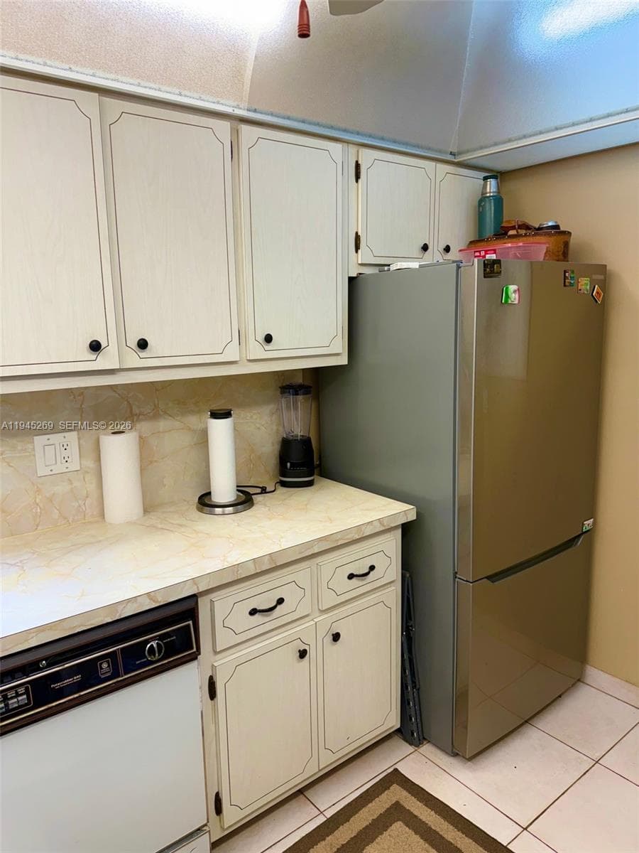 GOLDEN VIEW · #301 in Hallandale Beach - Photo 27
