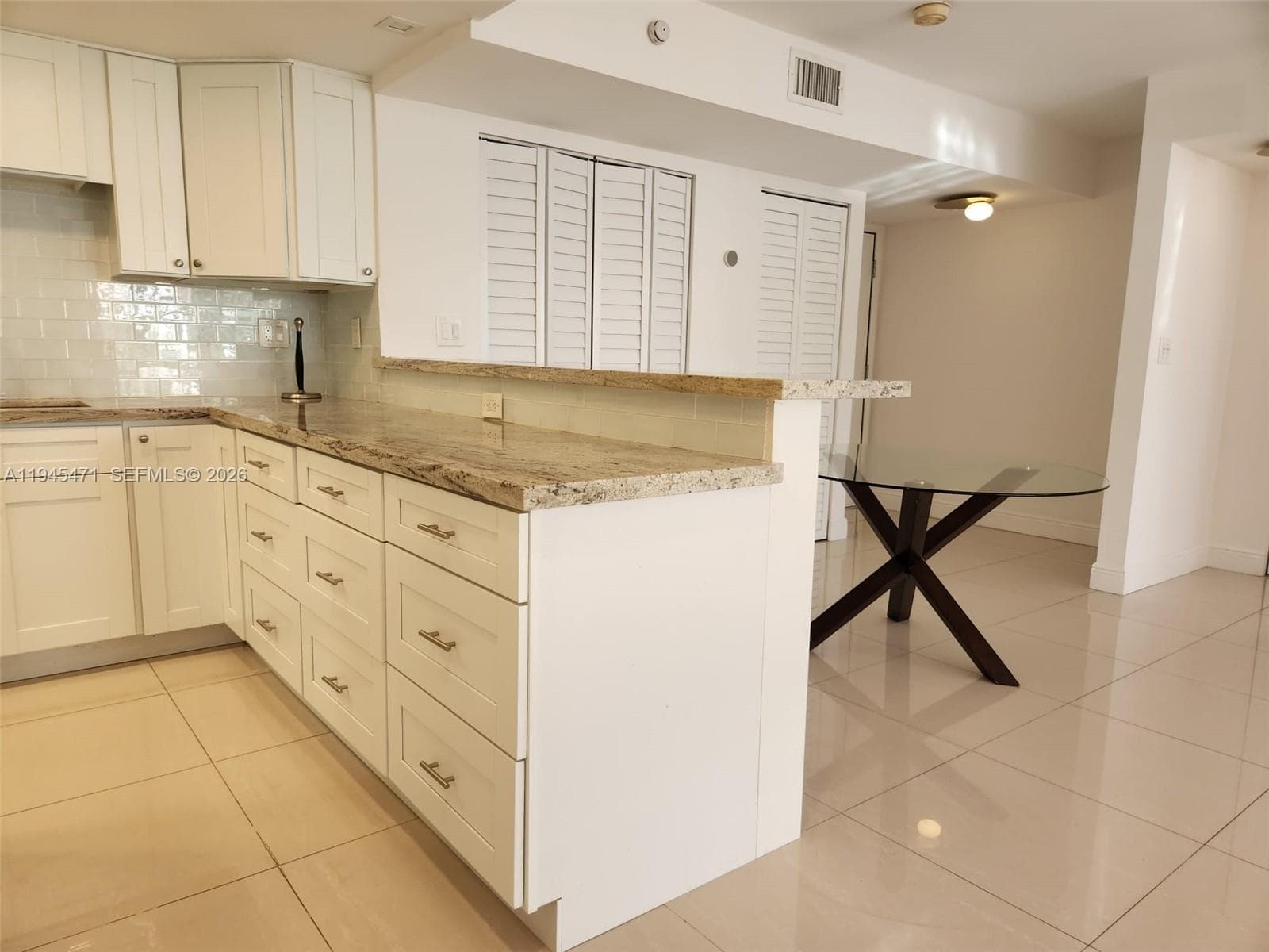 Relationship between entry unit door with dining area and kitchen.