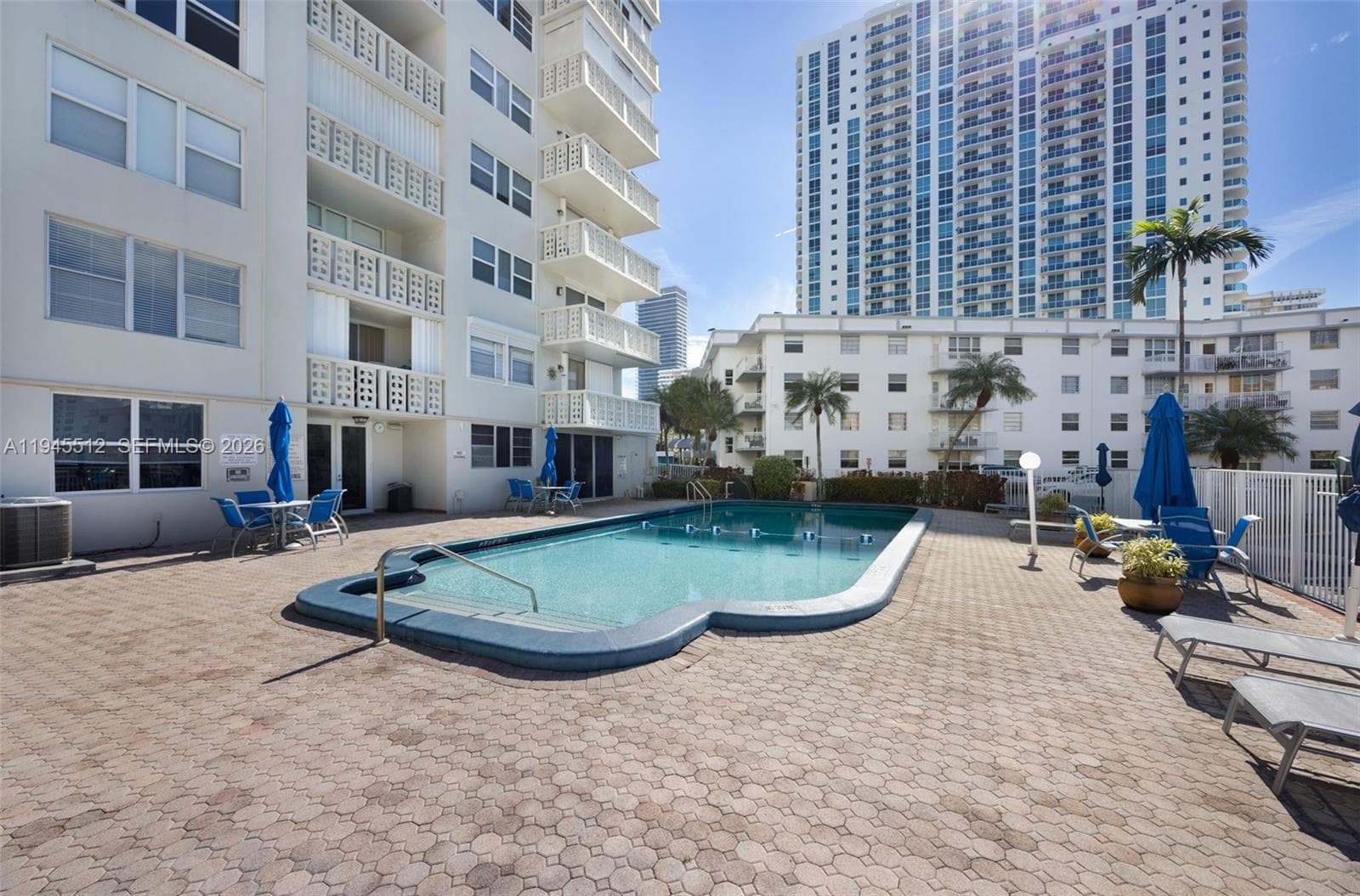 ISLANDS-MARTINIQUE CONDO · #810 in Hallandale Beach - Photo 23