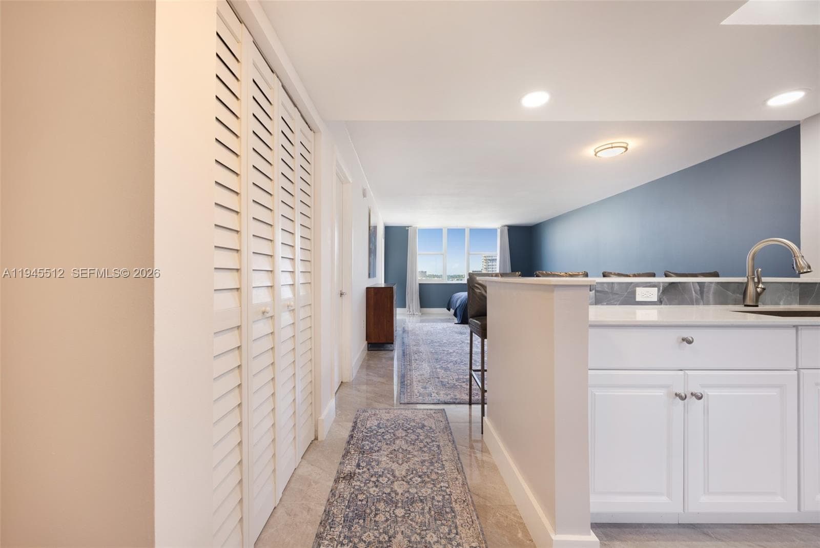 ISLANDS-MARTINIQUE CONDO · #810 in Hallandale Beach - Photo 2