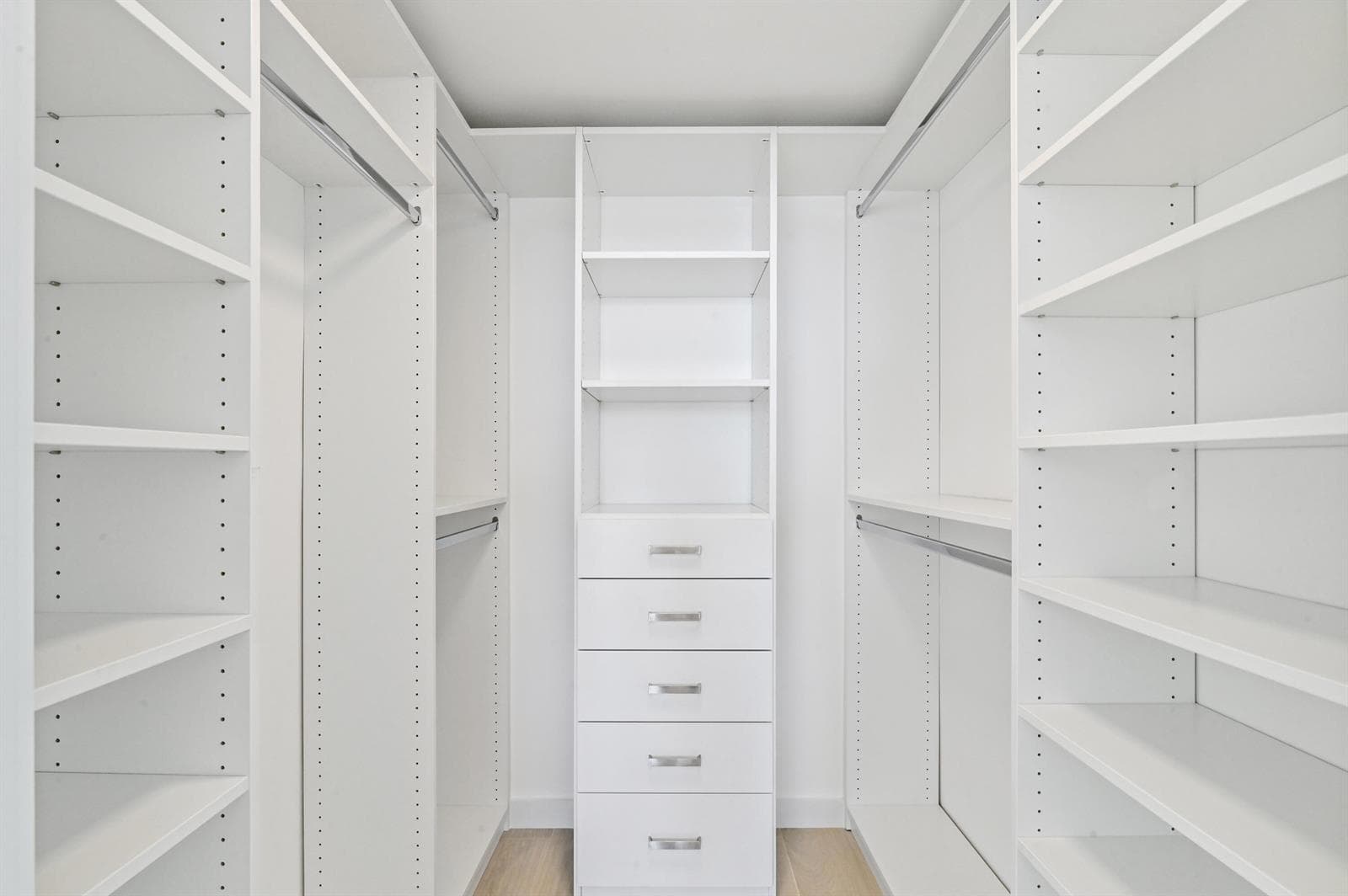 21 closet 01
