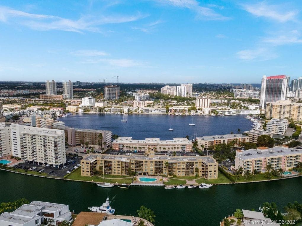 YACHT CLUB CONDO (THE) · #205 in Hallandale Beach - Photo 6