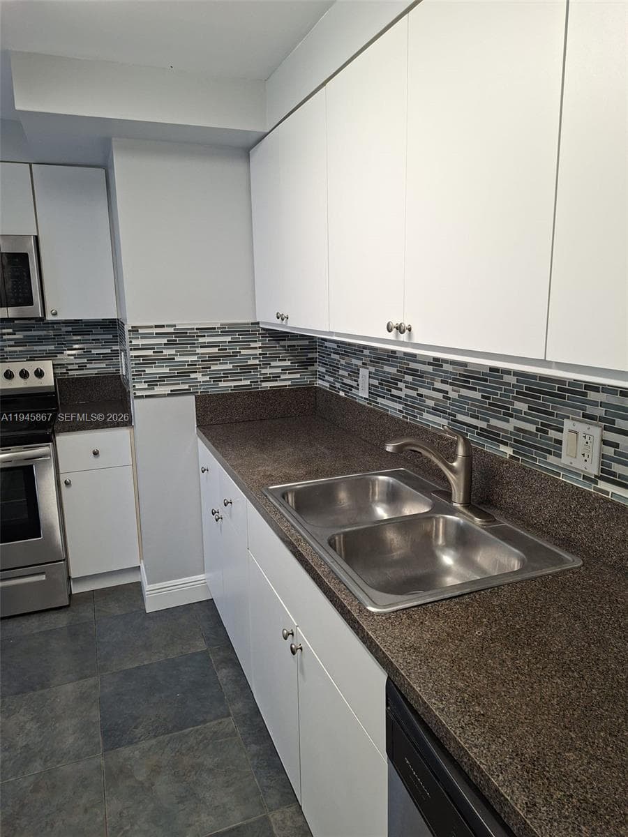 YACHT CLUB CONDO (THE) · #205 in Hallandale Beach - Photo 26