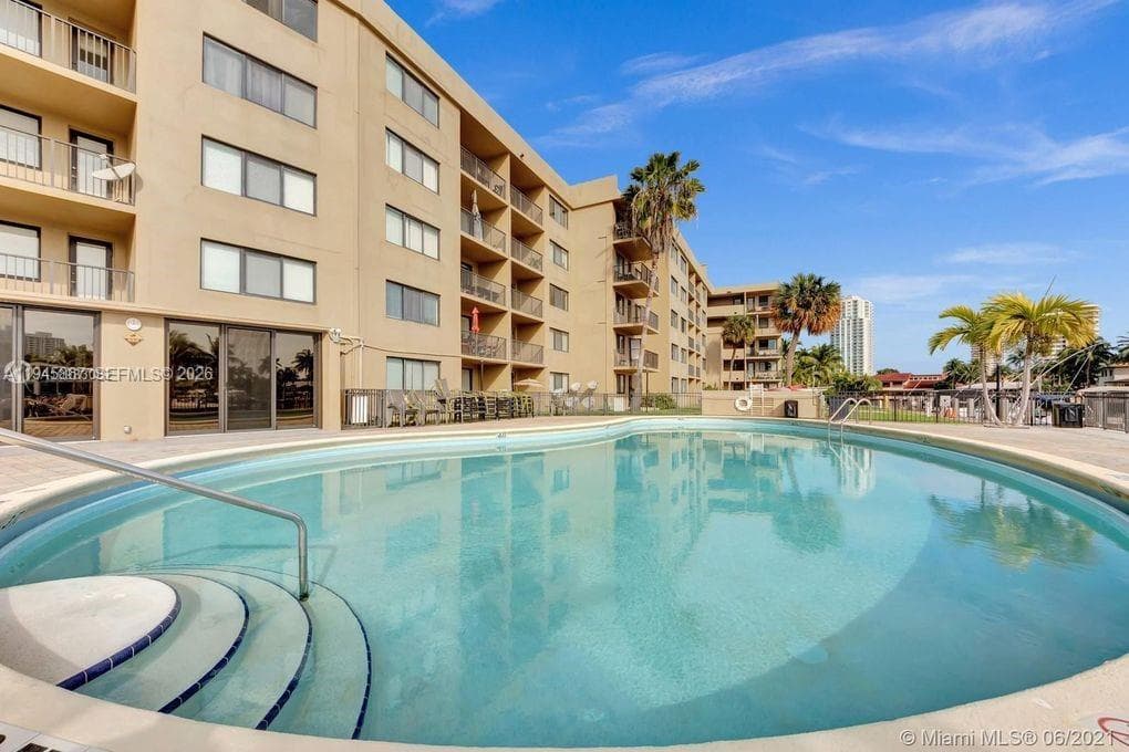 YACHT CLUB CONDO (THE) · #205 in Hallandale Beach - Photo 3