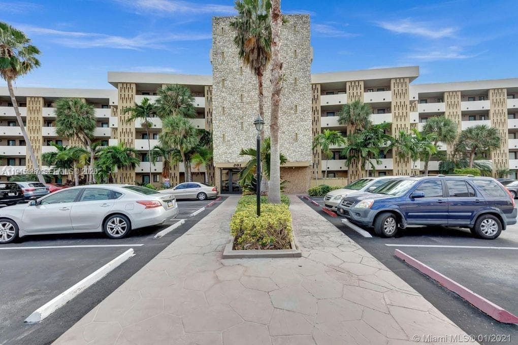 YACHT CLUB CONDO (THE) · #205 in Hallandale Beach - Photo 5