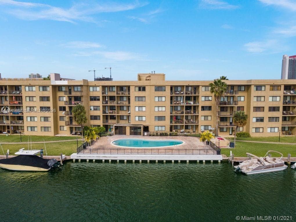 YACHT CLUB CONDO (THE) · #205 in Hallandale Beach - Photo 4