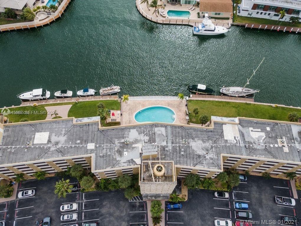 YACHT CLUB CONDO (THE) · #205 in Hallandale Beach - Photo 8