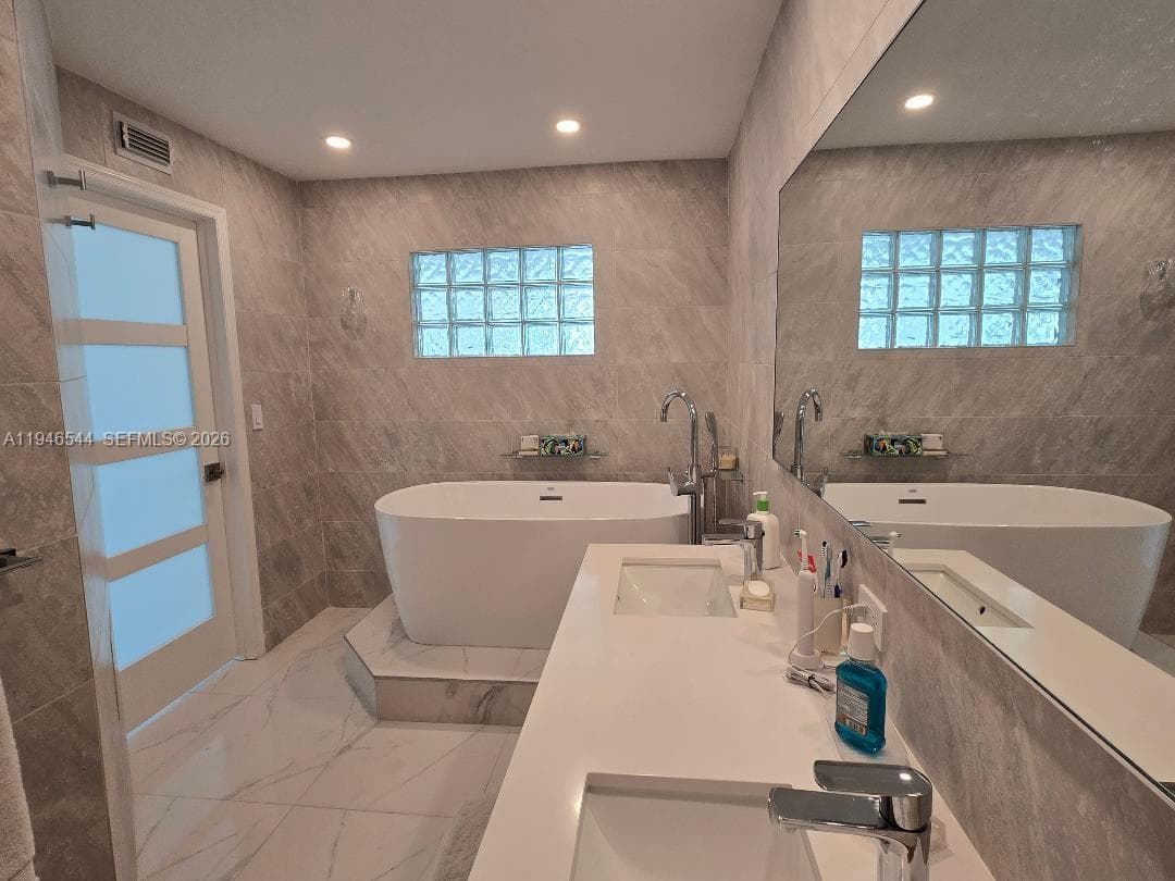 FOUR WINDS CONDO · #1102 in Surfside - Photo 15