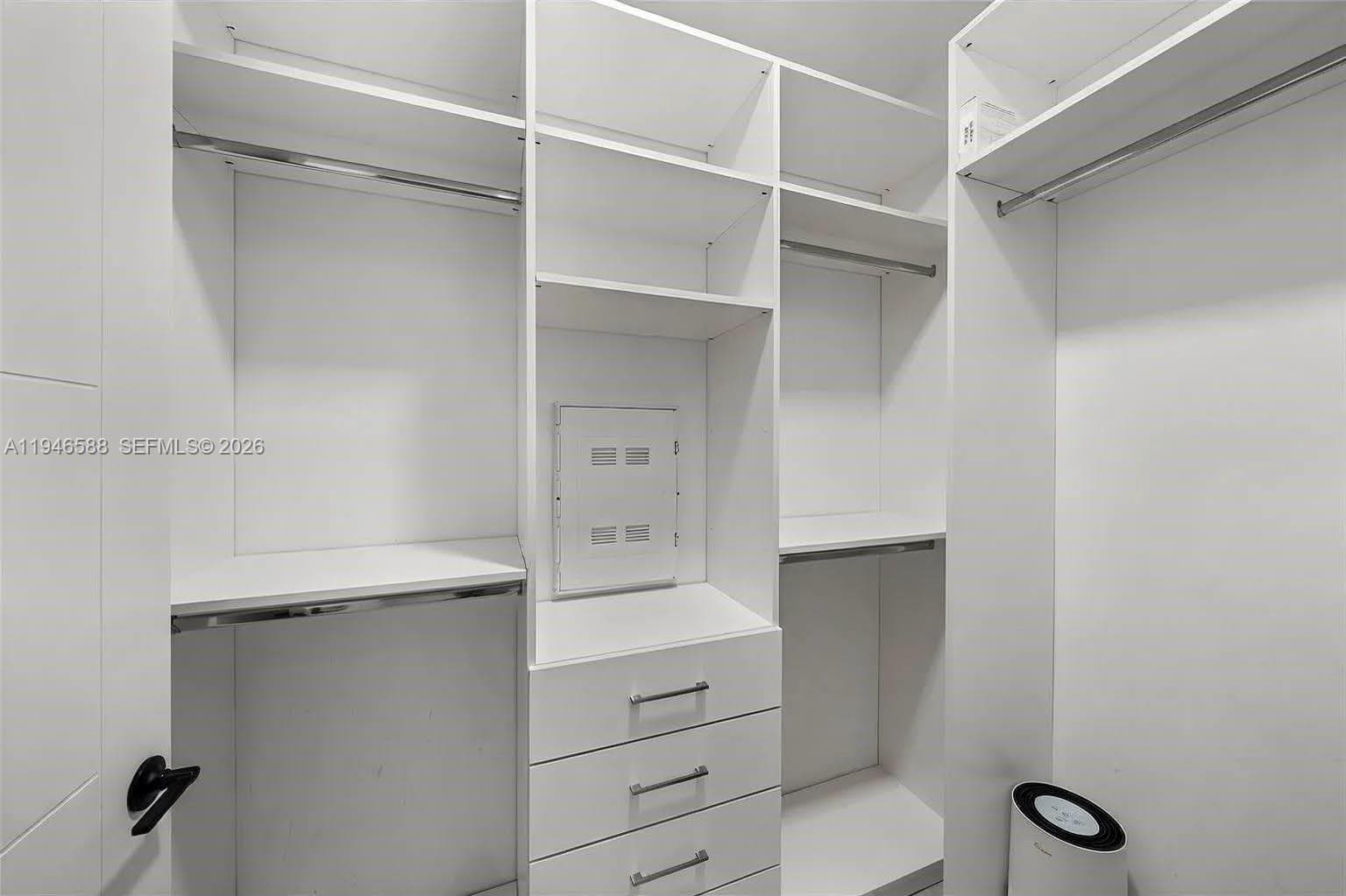 Den Walk-in Closet