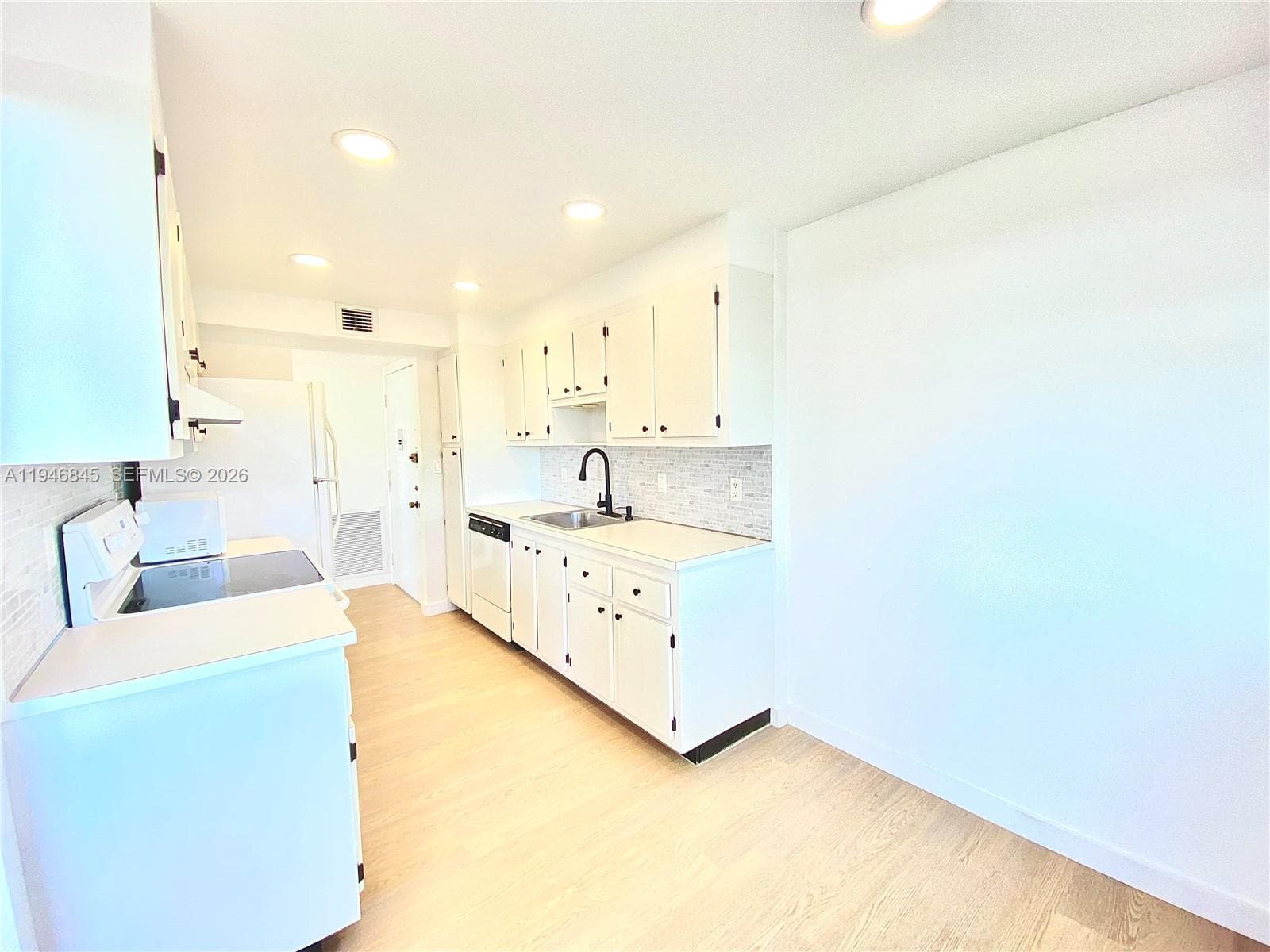 WILSHIRE CONDO · #1020W in Miami - Photo 12