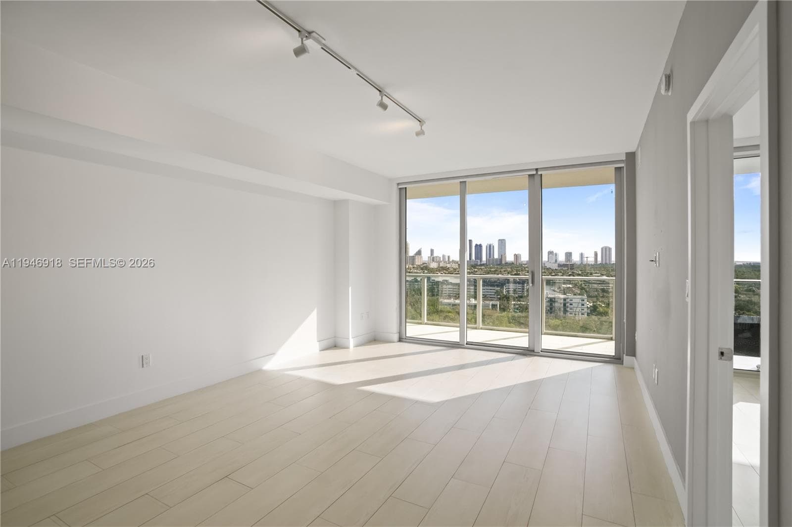 THE HARBOUR SOUTH CONDO · #1518 in North Miami Beach - Photo 2