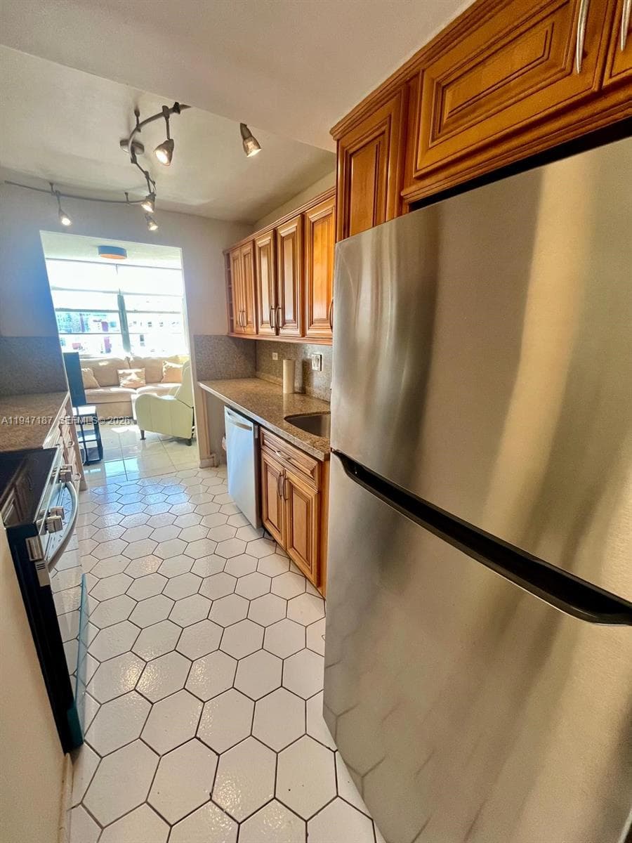 WINSTON TOWERS 200 · #1714 in Sunny Isles Beach - Photo 5