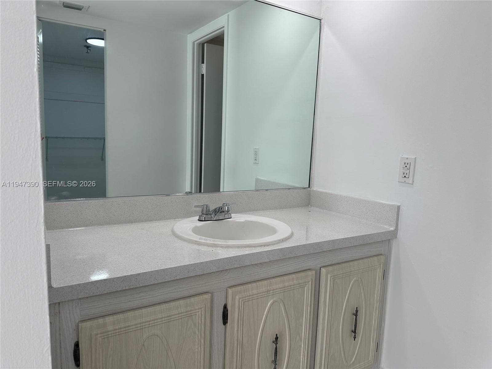 GOLDEN WEST CONDO · #303 in Miami Beach - Photo 8