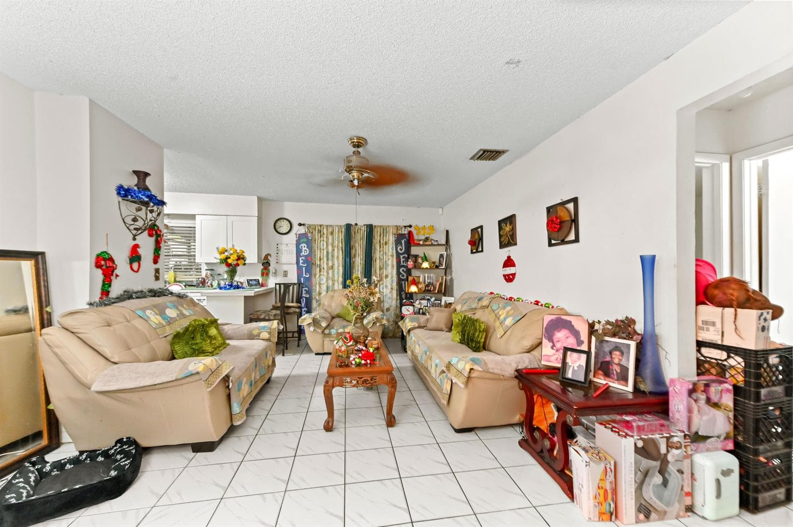 25 family room 01