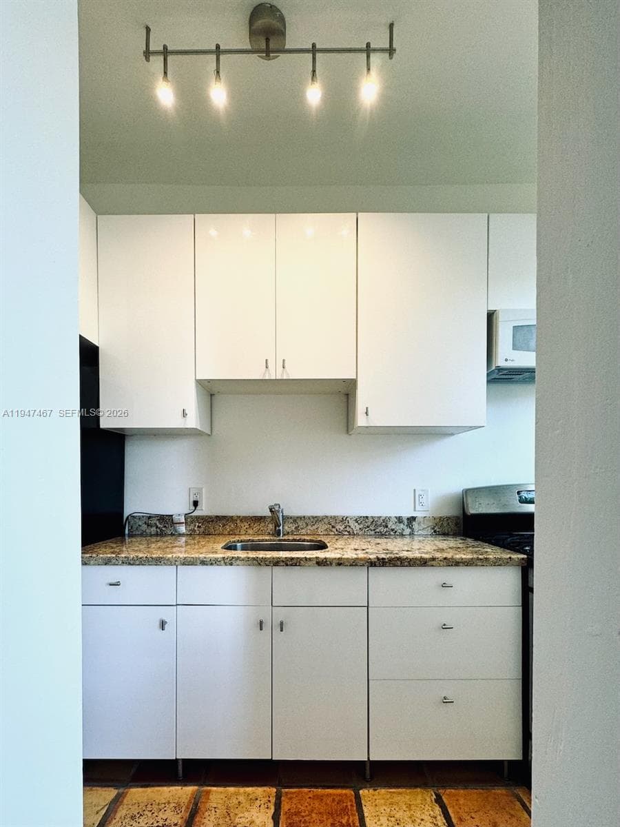 THE ESPLANADE BEACH CONDO · #109 in Miami Beach - Photo 34