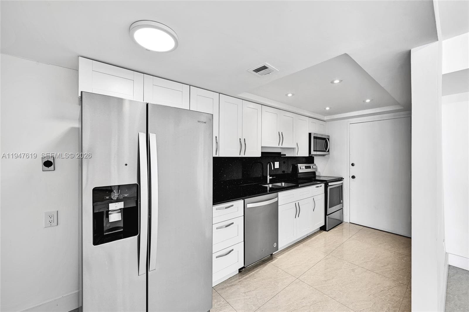 Large refrigerator with ice maker and modern finishes