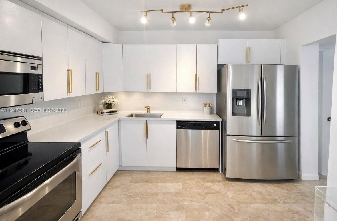 DESOTO PARK CONDO · #411 in Hallandale Beach - Photo 4