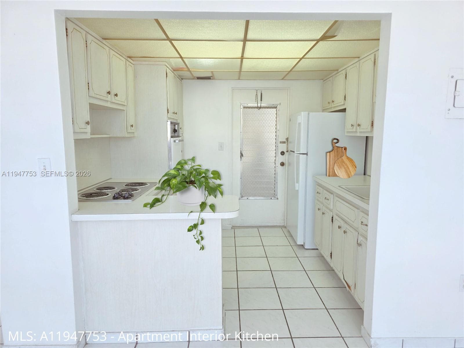 DINNING ROOM LOOKING TOWARDS KITCHEN