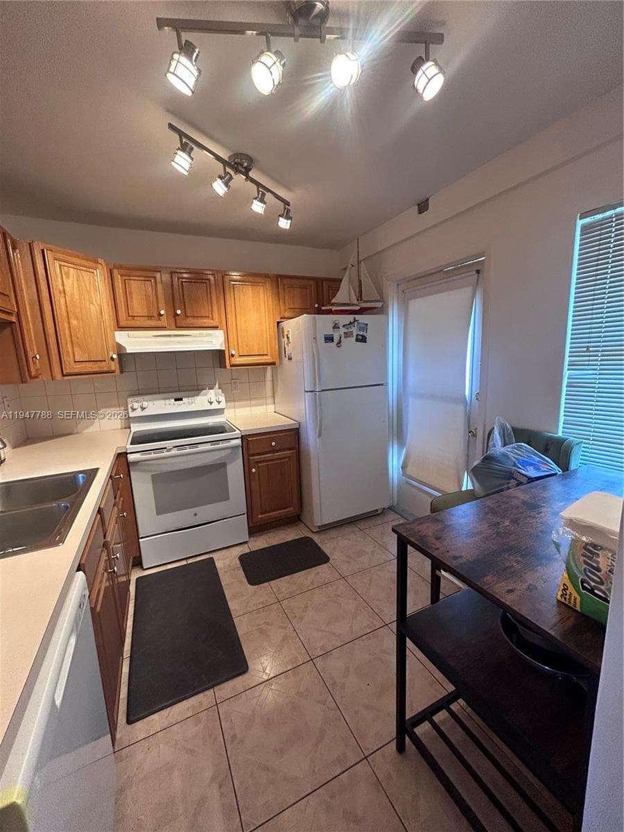 ISLANDS-MARTINIQUE CONDO · #804 in Hallandale Beach - Photo 3