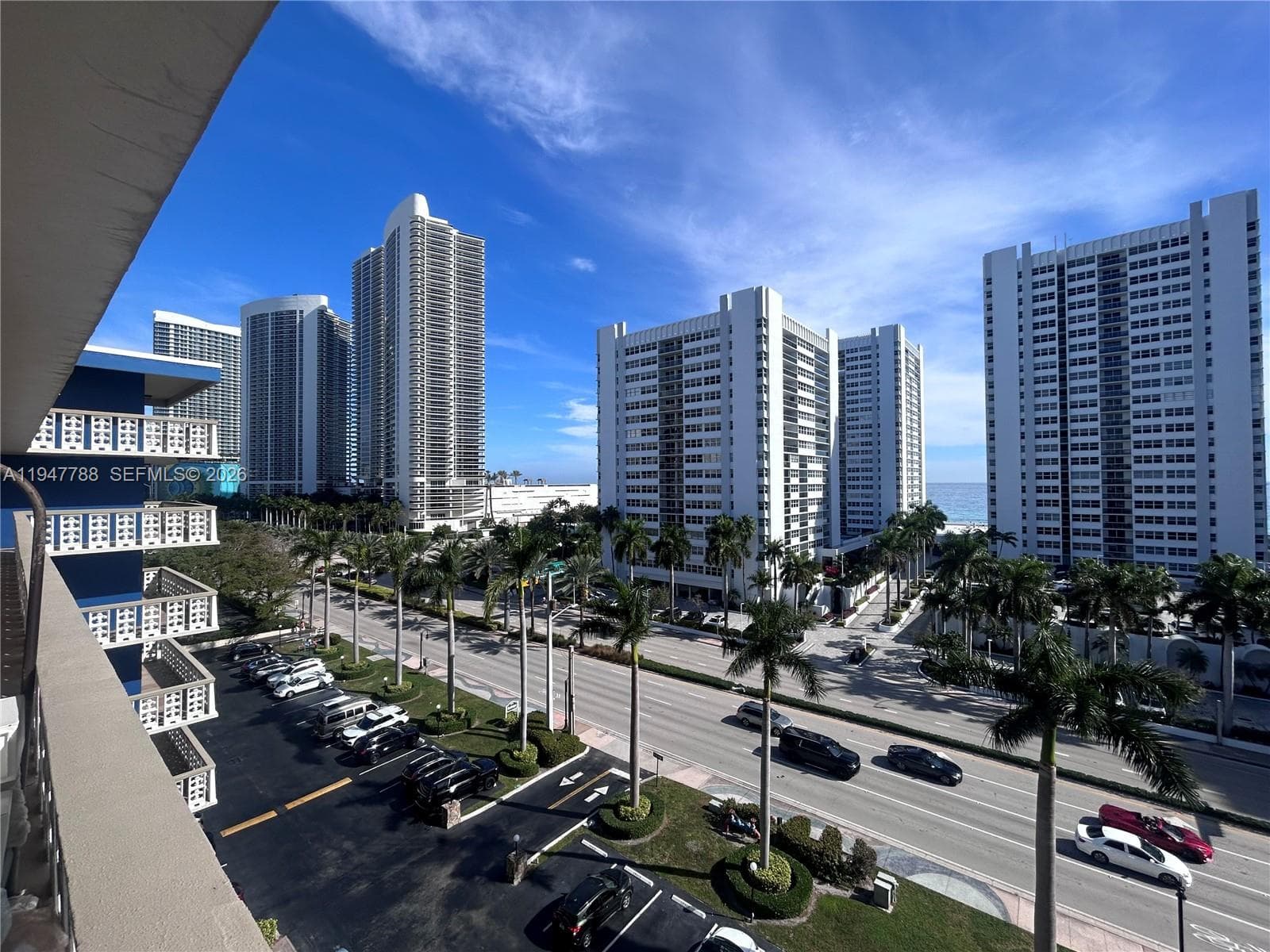 ISLANDS-MARTINIQUE CONDO · #804 in Hallandale Beach - Photo 1