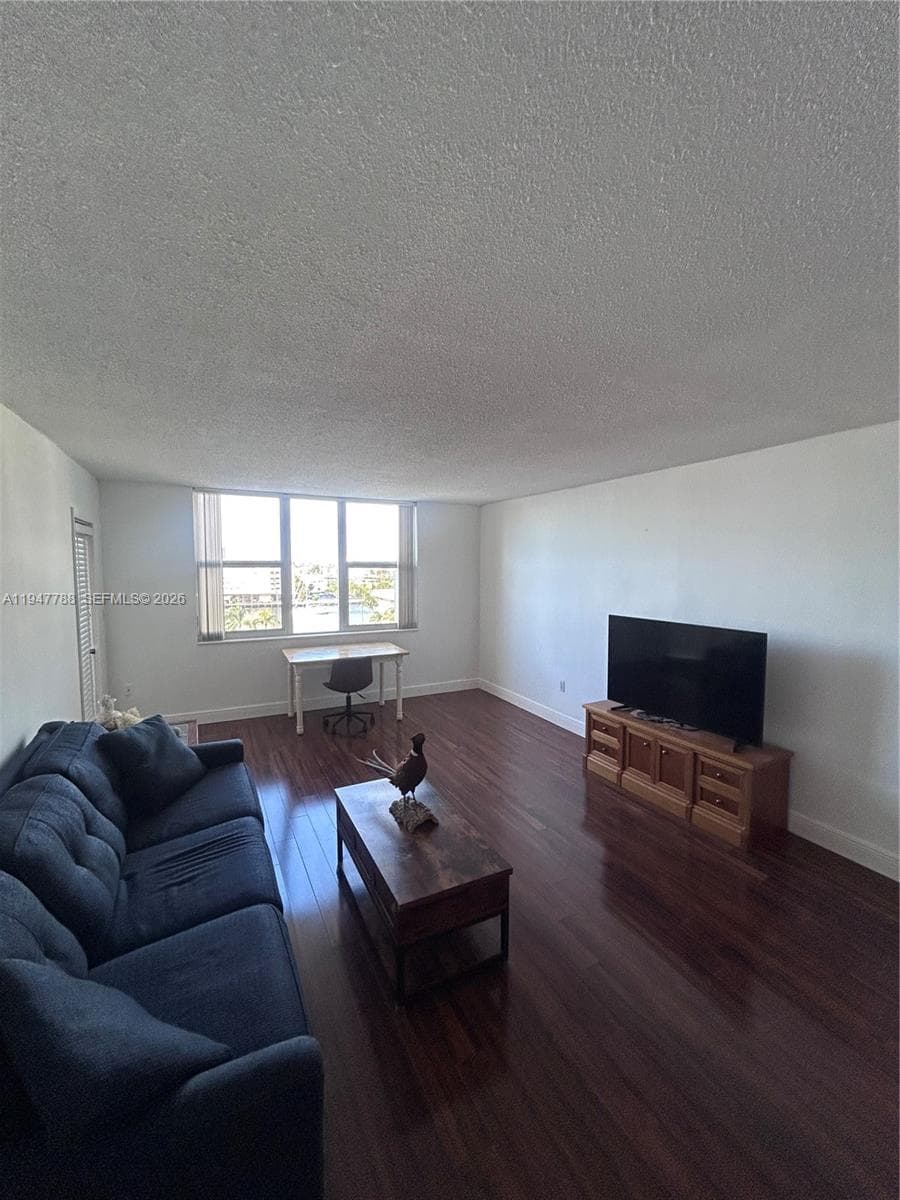 ISLANDS-MARTINIQUE CONDO · #804 in Hallandale Beach - Photo 8